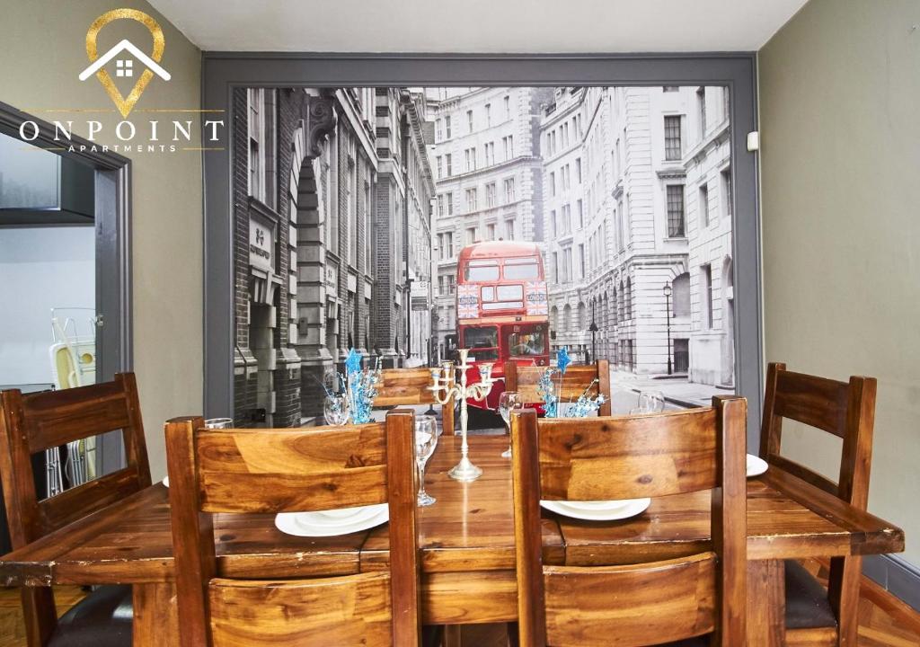 OnPoint Apartments-STUNNING Large House Near Centre With Bar! room 1