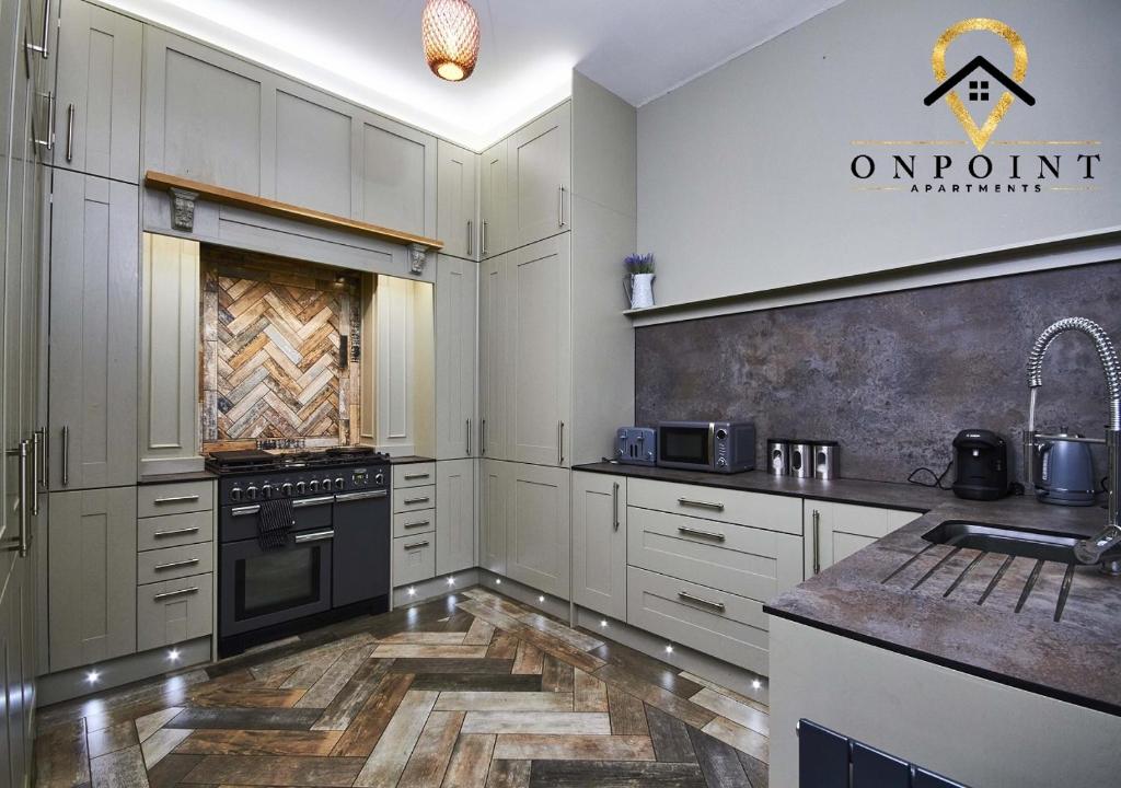 OnPoint Apartments-STUNNING Large House Near Centre With Bar! room 2