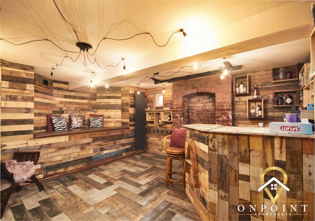 OnPoint Apartments-STUNNING Large House Near Centre With Bar! room 3